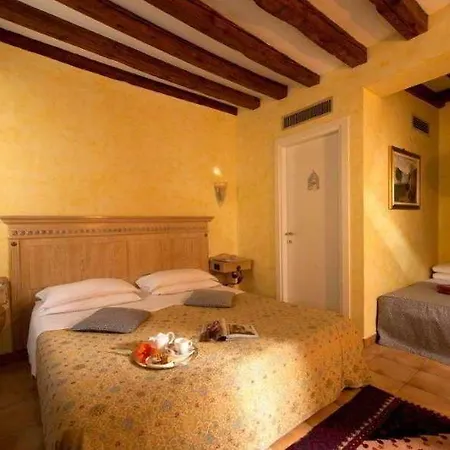 Daplace - Antica Casa Coppo 1 招待所 3*